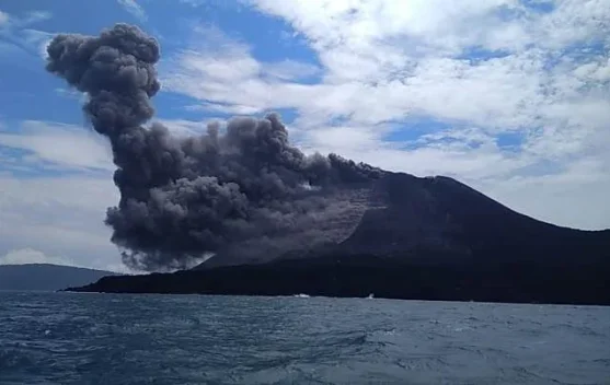 Gunung Anak Krakatau saat erupsi dengan kolom asap dan pemantauan BMKG
