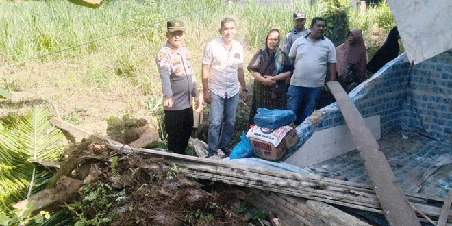 Rumah rusak setelah pohon sawit tumbang di Idi Rayeuk, Aceh Timur