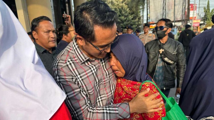 Warga Silo di halaman DPRD Jember menuntut pembatalan pembangunan Yon TP