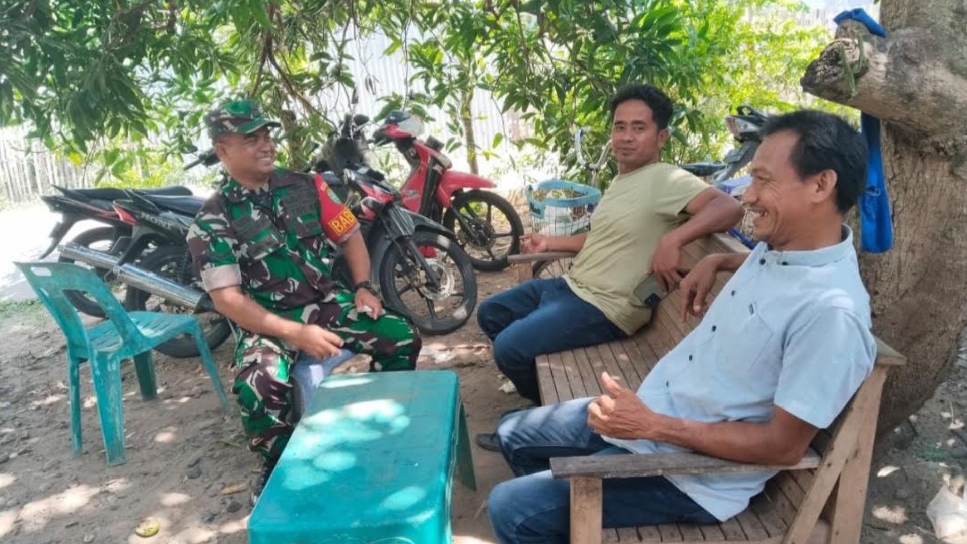Babinsa memberikan imbauan kebersihan lingkungan di Gampong Meunasah Manyang, Lhoknga