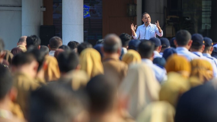 Wali Kota Surabaya Eri Cahyadi menyampaikan pernyataan soal pungli dan keringanan sanksi