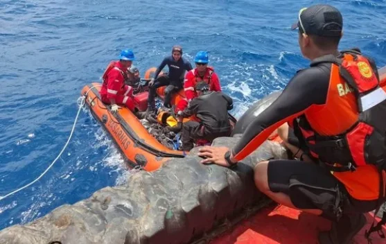 Penyelam Basarnas bersiap memasuki kapal KM Virgo saat arus teduh