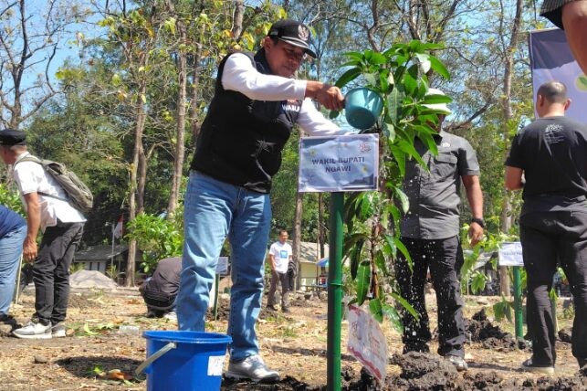 Penanaman pohon buah di kawasan wisata religi Palereman Srigati, Ngawi pada 4 September 2026