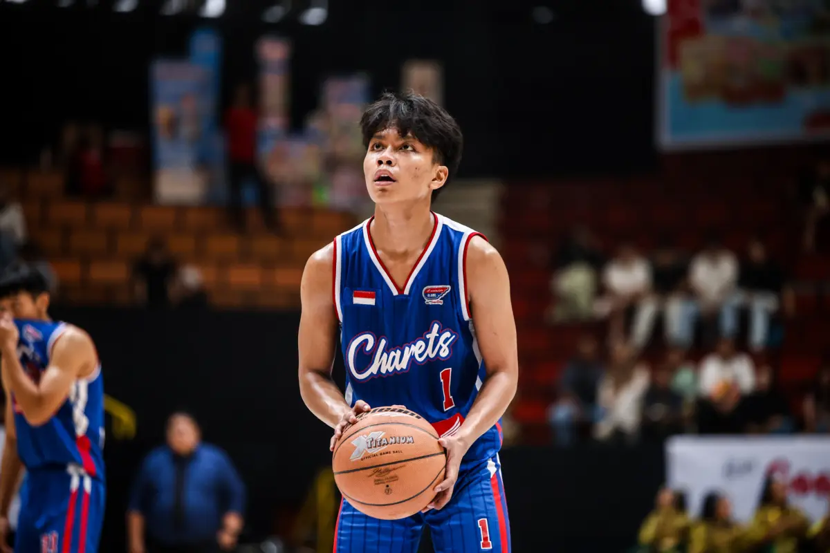 Banyu Tirtayasa mengenakan jersey Charets SMAN 2 Bandung saat debut di DBL