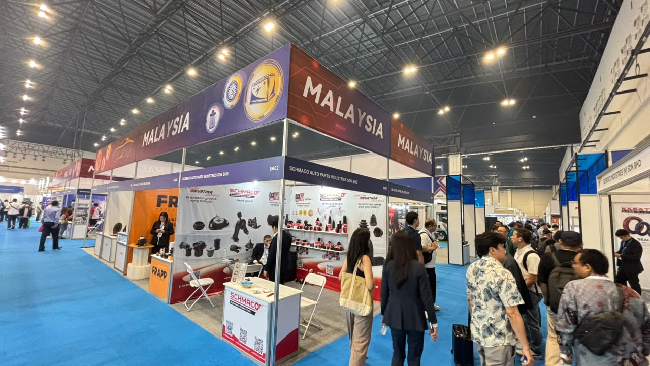 Pameran Automechanika Jakarta 2026 di NICE PIK 2, Tangerang dengan pengunjung dan stan exhibitor