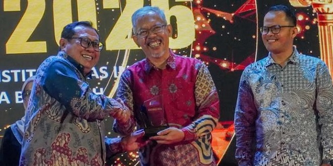 General Manager PT SBA terima SMSI Aceh Award di Anjong Mon Mata Banda Aceh