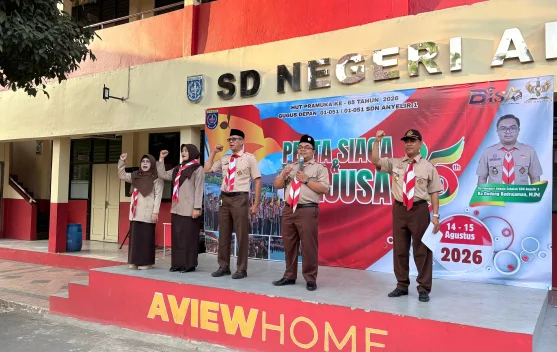 Siswa SDN Anyelir 1 Depok mengenakan masker di lingkungan sekolah