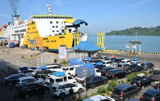 Kapal penyeberangan di Pelabuhan Bakauheni melintas Selat Sunda