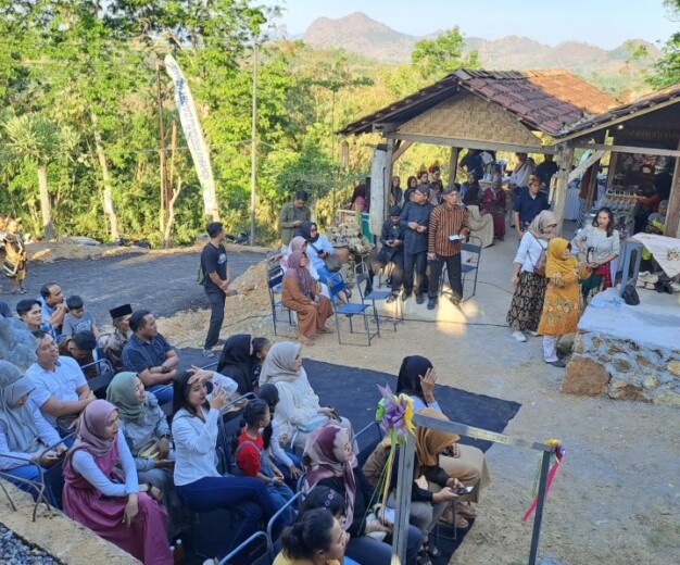 Pemandangan pegunungan dan lokasi kuliner Teras Pawon Lingsir Wengi di Desa Suruh, Trenggalek