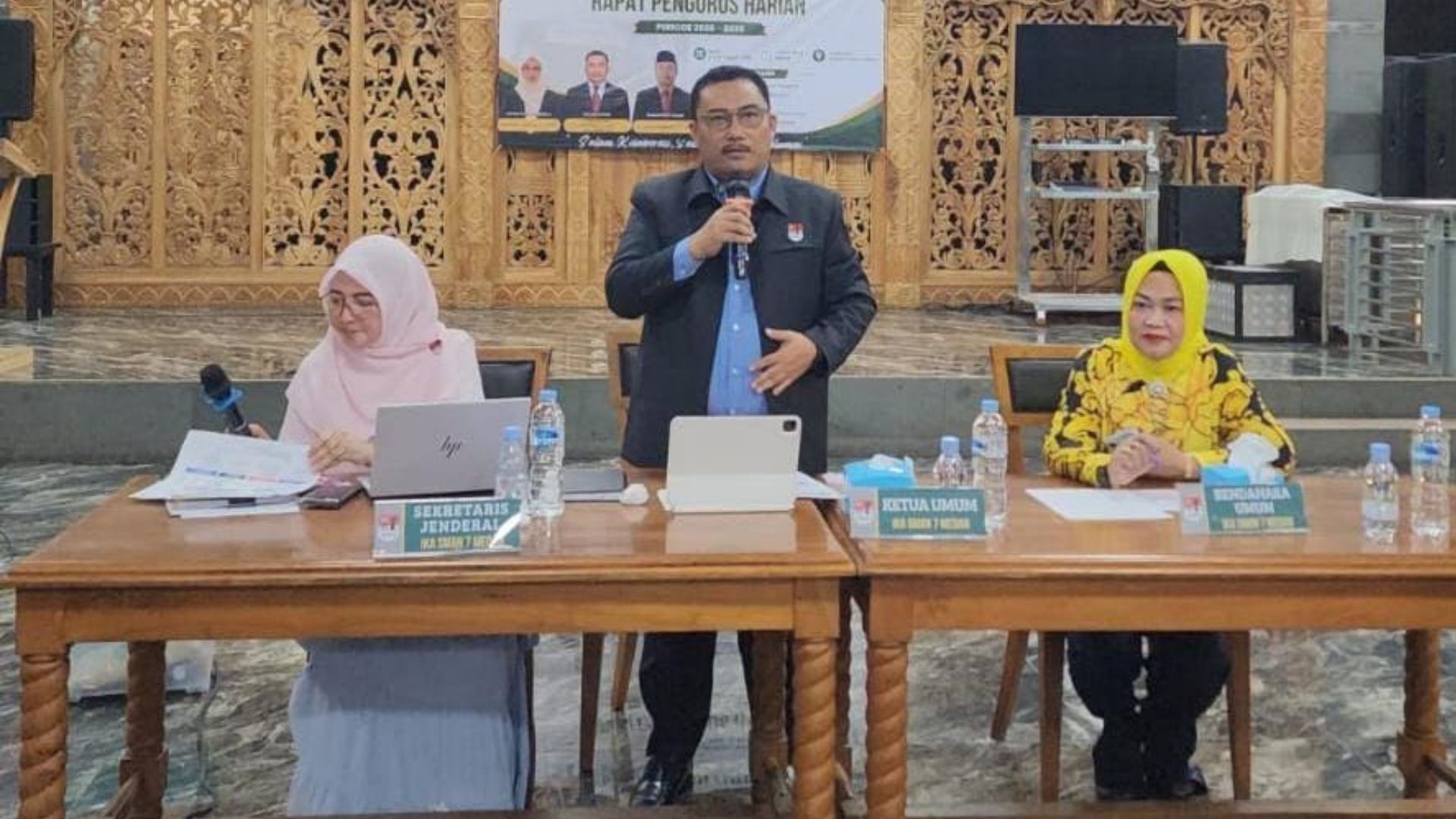 Ketua Umum IKA SMAN 7 Medan Malik Assalih Harahap memimpin rapat pengurus