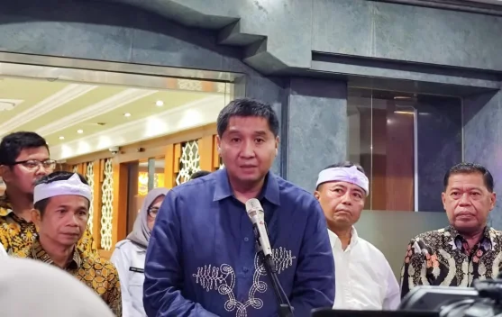 Pengrajin genteng memproduksi genteng massal untuk program gentengisasi di Jawa Barat
