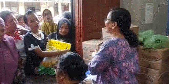 Warga mengantri membeli kebutuhan pokok di pasar murah Kwala Bekala Medan