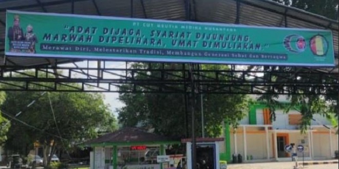 Dua spanduk bertema adat, agama, dan kesehatan di sekitar RS Cut Meutia Langsa
