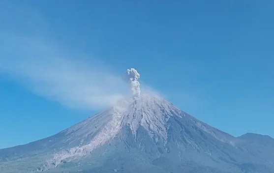 Awan abu dan asap dari Gunung Semeru saat erupsi malam hari