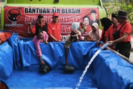 Distribusi air bersih di Desa Penambangan, Tuban saat kekeringan
