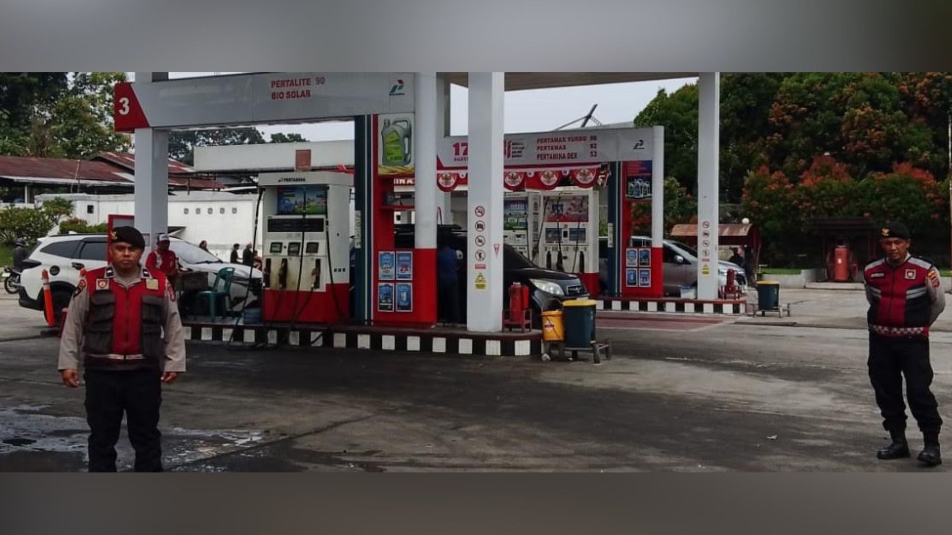 Petugas polisi mengamankan dan memantau stok BBM di SPBU Pematangsiantar