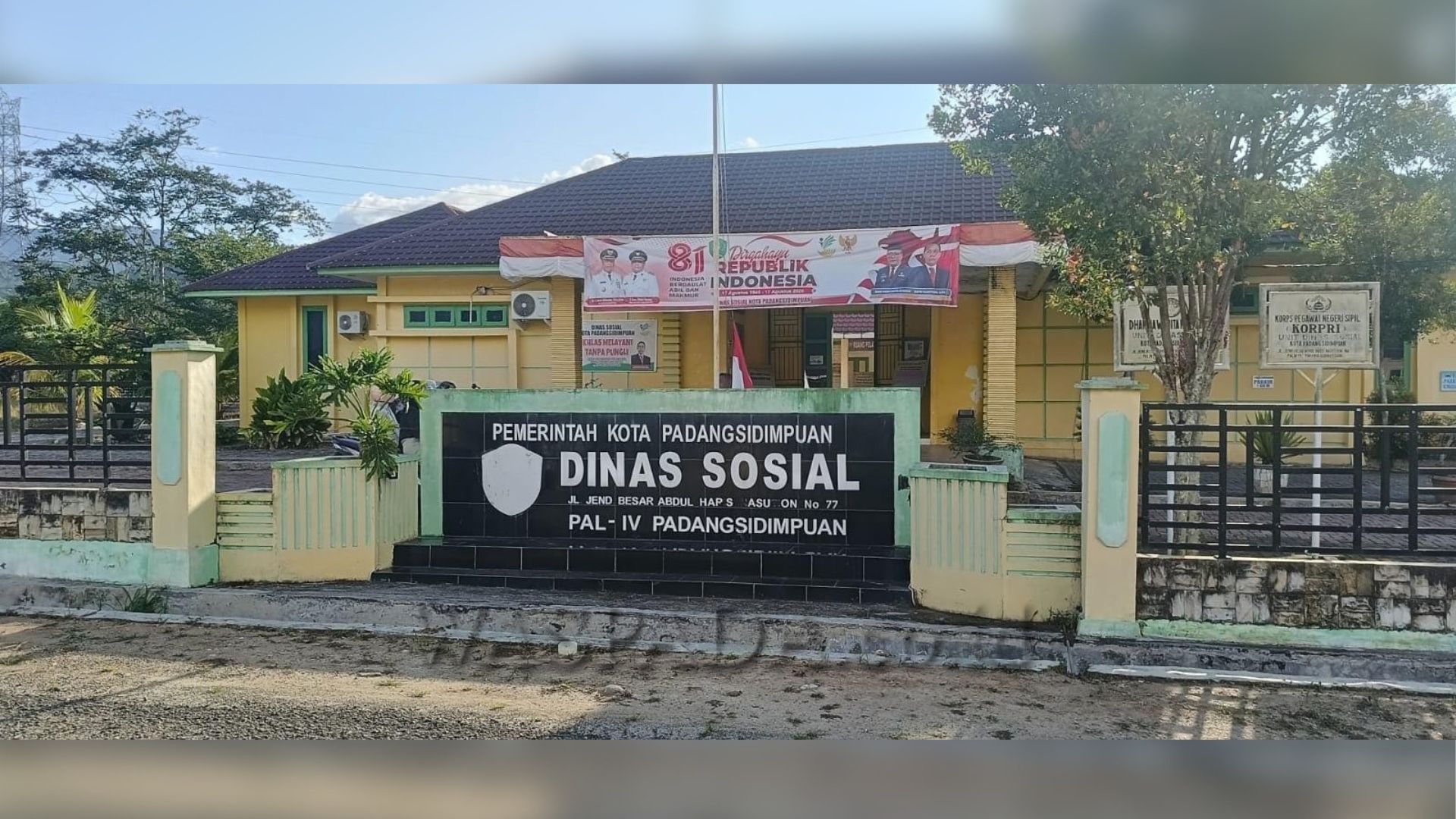 Ilustrasi berkas bantuan sosial dan kantor dinas sosial di daerah