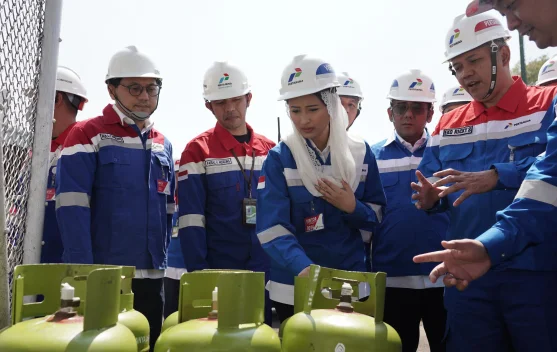 Petugas memeriksa pengisian tabung LPG 3 kg di SPBE