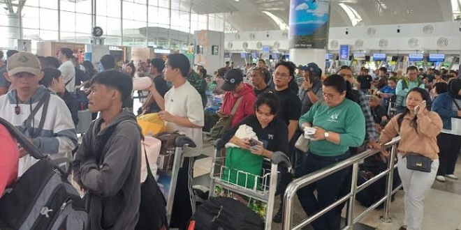 Penumpang menunggu di Bandara Kualanamu saat beberapa penerbangan dibatalkan karena abu Gunung Anak Krakatau