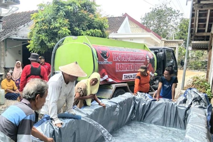 Truk tangki menyalurkan air bersih ke warga Desa Jati, Kecamatan Soko, Tuban