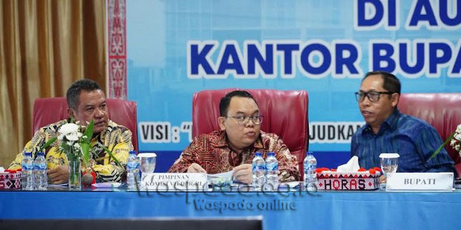 Bupati Tapanuli Utara menerima kunjungan Komisi VII DPR RI di Aula Martua