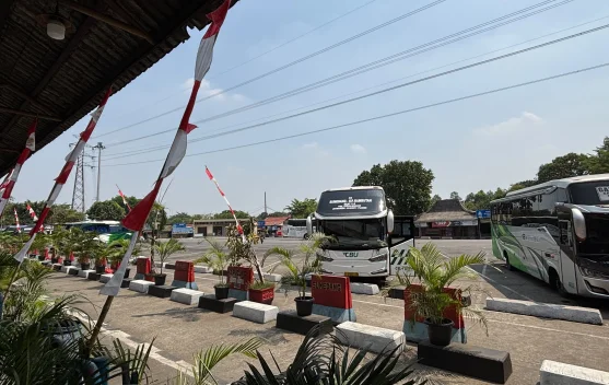 Bus antarkota di Terminal Kampung Rambutan saat operasional normal