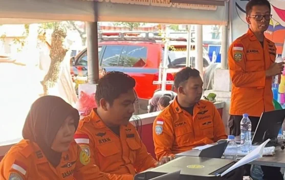 Tim SAR dan kapal pencarian di perairan Banjarmasin saat operasi evakuasi
