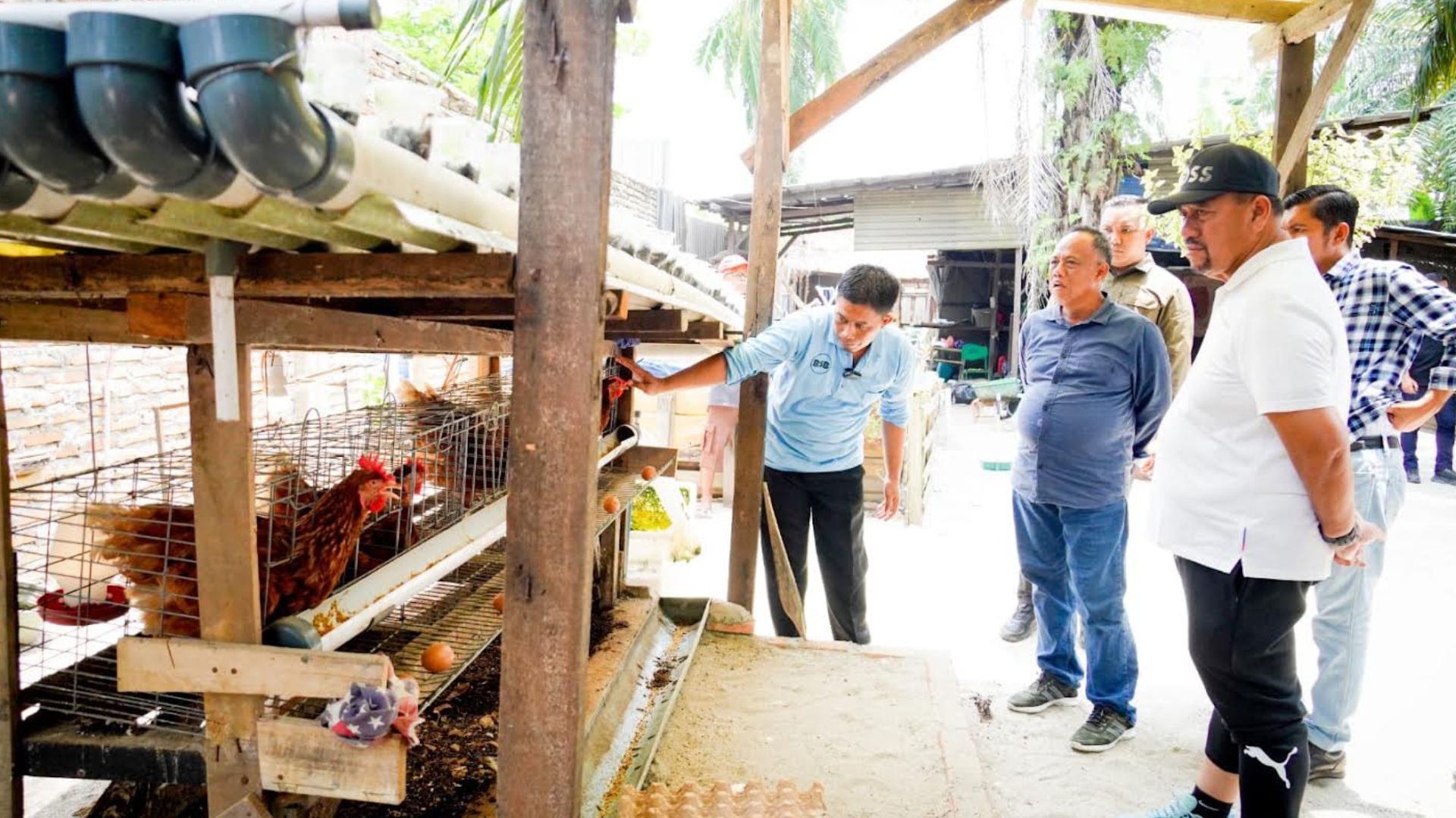 Bupati melihat proses pengolahan sampah menjadi magot, pakan ternak, dan pupuk di Bank Sampah Berseri