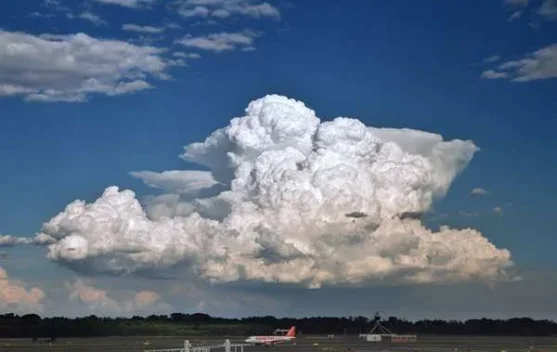 Awan cumulonimbus di atas laut, potensi cuaca buruk
