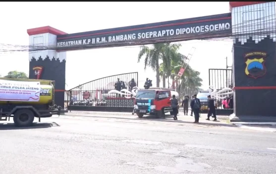 Personel Brimob menyalurkan air bersih ke warga terdampak kekeringan di Jawa Tengah