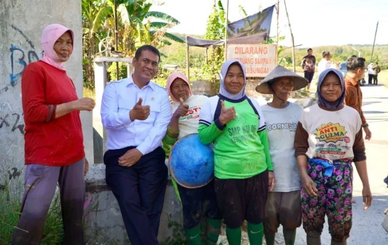 Petani memanen padi sebagai ilustrasi peningkatan nilai tukar petani