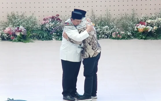 Presiden Prabowo memeluk Dubes Palestina Abdulfattah A.K. Al-Sattari di Pondok Gontor