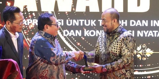 Fadhil Ilyas menerima penghargaan SMSI Aceh Award 2026 di Anjong Mon Mata