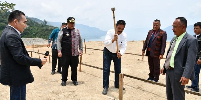 Pematokan pondasi Monumen Toga Gultom di Desa Huta Hotang, Kecamatan Onan Runggu, Samosir