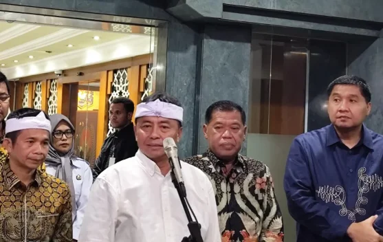 Pengrajin genteng lokal memeriksa produk sebelum pengiriman ke proyek perumahan