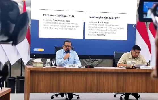 Warga desa beraktivitas usaha setelah teraliri listrik