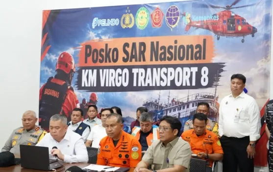 Kapal Basarnas dan pesawat SAR beroperasi di perairan saat pencarian KM Virgo