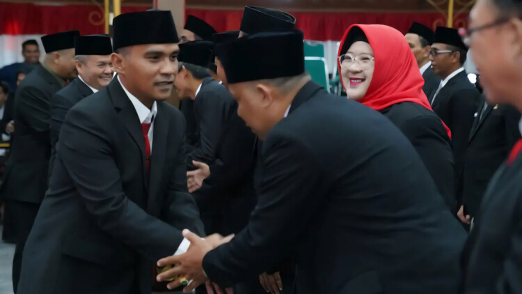 Bupati Lukman Hakim mengukuhkan kepala sekolah di Pendopo Agung Bangkalan
