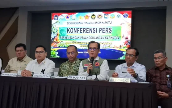 Asap dan operasi pemadaman kebakaran hutan di Kalimantan Barat dengan helikopter dan personel darat
