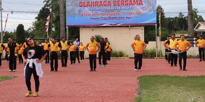 Personel Polres Humbang Hasundutan olahraga bersama di lapangan apel Mapolres Humbahas