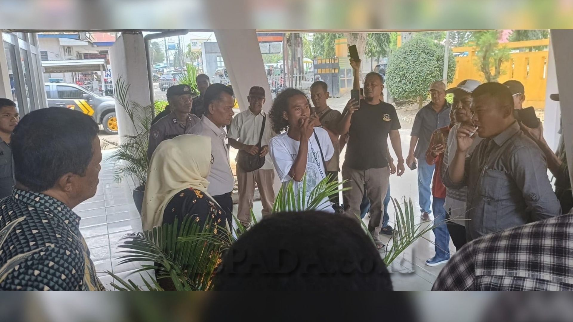Massa AMB berunjuk rasa di depan Gedung DPRD Padangsidimpuan menuntut transparansi Ranperda