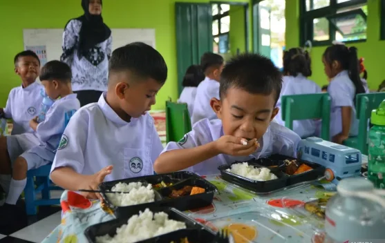 Ilustrasi makanan bergizi untuk program MBG dan alokasi anggaran BGN 2027