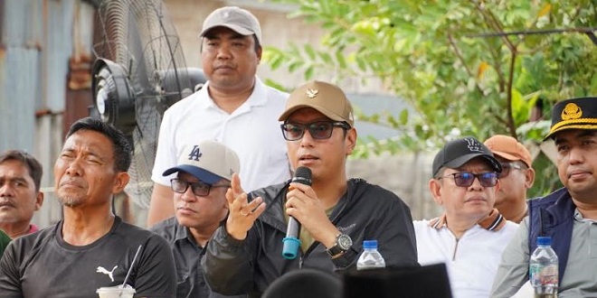 Wali Kota Medan Rico Waas memimpin gotong royong dan serap aspirasi warga Belawan saat banjir rob