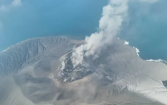 Awan abu dan aktivitas vulkanik Gunung Anak Krakatau yang mengancam lingkungan sekitar