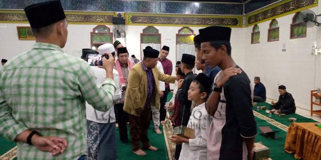 Satya Dharma Nababan bersama tokoh Muslim saat peringatan Maulid di Masjid Syuhada Tarutung