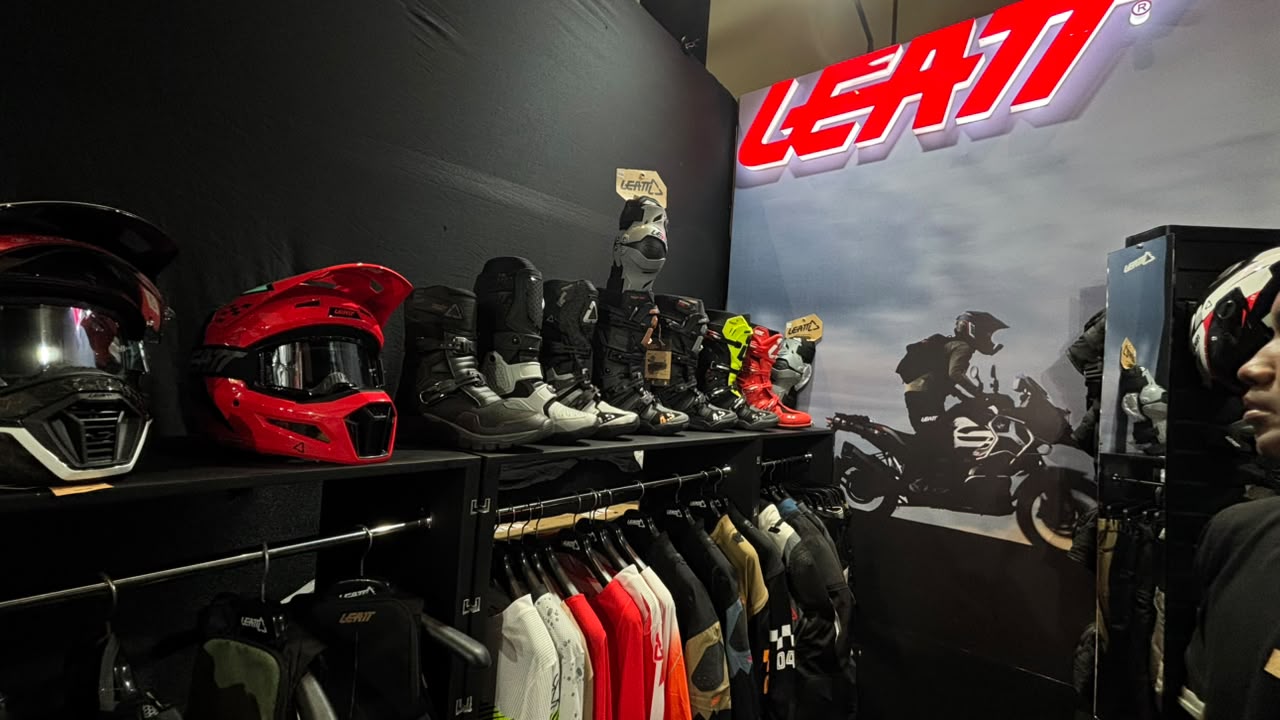 Stan Leatt menampilkan riding gear lengkap termasuk jaket, helm, dan sepatu di IMHAX 2026