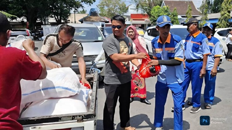 Ana Aniati menyerahkan paket bantuan sosial kepada warga penerima di Banyuwangi