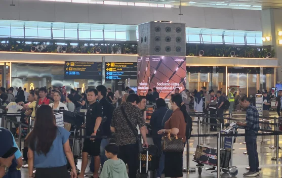 Penumpang menunggu informasi pembatalan penerbangan di bandara akibat abu vulkanik