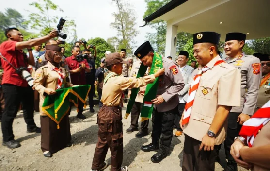 Kapolri Listyo Sigit berbicara di Apel Kebangsaan Kemah Nasional Pramuka PUI 2026 di Selabintana, Sukabumi