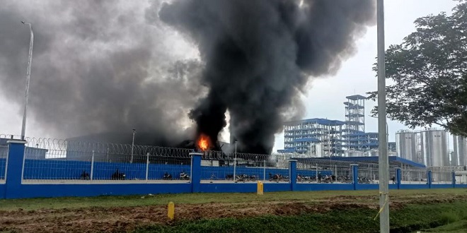 Lokasi kebakaran pabrik PT Evyap di KEK Sei Mangkei dengan personel kepolisian di lokasi